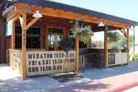 Country Charmer Single Story Cottage Pet Friendly Loomis Екстериор снимка